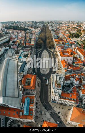 Vertikaler Panoramablick auf den Bahnhof Rossio, den Restauradores-Platz und die Avenida da Liberdade im Stadtteil Baixa, Lissabon, Portugal Stockfoto