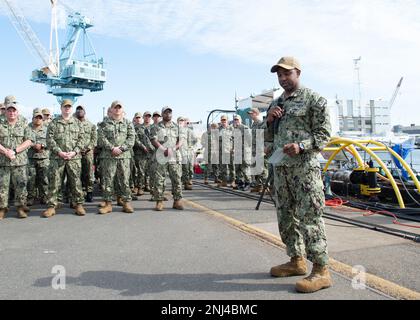 220805-N-ED185-1089 MARINESTÜTZPUNKT KITSAP – BREMERTON, Washington (5. August 2022) Cmdr. Josh Veney, befehlshabender Offizier der Goldbesatzung des U-Boots USS Louisiana (SSBN 743) für ballistische Raketen der Ohio-Klasse, spricht während einer Zeremonie zur Aufteilung der Besatzung in der Puget Sound Naval Shipyard and Intermediate Maintenance Facility (PSNS-IWF). Louisiana hat vor kurzem beim PSNS-IWF eine technische Tanküberholung abgeschlossen. Stockfoto