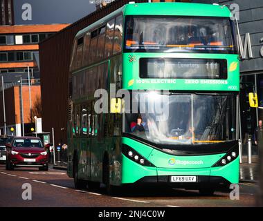 Manchester, Vereinigtes Königreich, 22. Februar 2023. Postkutschenbus in Manchester, Großbritannien. Die Obergrenze von £2 für Busfahrpreise in England wurde um drei Monate verlängert. Die Regierung hat weitere 75million Mio GBP vereinbart, damit Busunternehmen die Höchstpreise für Einzelbusse außerhalb Londons bis Ende Juni weiterhin auf £2 Mio GBP begrenzen können. Auf der Website der Regierung heißt es: "Finanzmittel, um Passagieren zu helfen, Geld bei Fahrpreisen zu sparen, mehr Menschen in den Bus zu bringen und wichtige Buslinien zu schützen". Kredit: Terry Waller/Alamy Live News Stockfoto