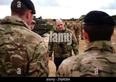 Verteidigungsminister Ben Wallace traf die Besatzung eines gepanzerten Ajax Ares-Transporters während eines Besuchs im Bovington Camp, einem Militärstützpunkt der britischen Armee in Dorset, um ukrainische Soldaten beim Training auf Challenger 2-Panzern zu sehen. Bilddatum: Mittwoch, 22. Februar 2023. Stockfoto