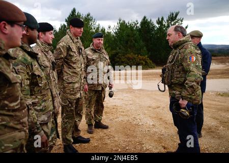 Verteidigungsminister Ben Wallace traf die Besatzung eines gepanzerten Ajax Ares-Transporters während eines Besuchs im Bovington Camp, einem Militärstützpunkt der britischen Armee in Dorset, um ukrainische Soldaten beim Training auf Challenger 2-Panzern zu sehen. Bilddatum: Mittwoch, 22. Februar 2023. Stockfoto