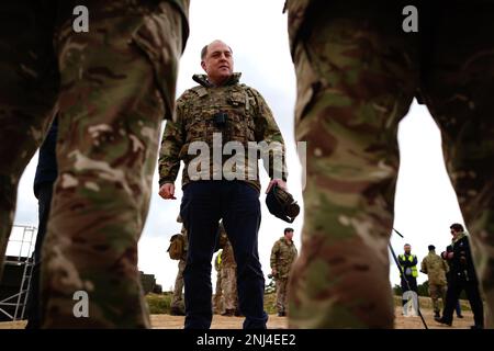 Verteidigungsminister Ben Wallace traf die Besatzung eines gepanzerten Ajax Ares-Transporters während eines Besuchs im Bovington Camp, einem Militärstützpunkt der britischen Armee in Dorset, um ukrainische Soldaten beim Training auf Challenger 2-Panzern zu sehen. Bilddatum: Mittwoch, 22. Februar 2023. Stockfoto