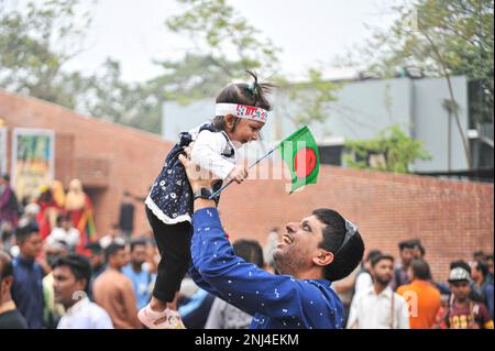 21. Februar 2023 in Sylhet-Bangladesch: Ein Vater mit ihrer Tochter feiert den Internationalen Muttersprachentag 2023 im Shaheed Minar. Schule, College, Schüler, Lehrer, Politik und Soziales, Kulturorganisationen und alle Berufsgruppen der Gesellschaft boten den Sprachmärtlern und Sprachkämpfern von Anfang an auf dem Sylhet Central Shaheed Minar, Sylhet, Bangladesch, zur Feier des Internationalen Muttersprachentags und des Großen Märtyrertages blumige Tribut. Am 21. Februar 2023 in Sylhet-Bangladesch (Foto: MD Rafayat Haque Khan/Eyepix Group/Sipa USA Stockfoto