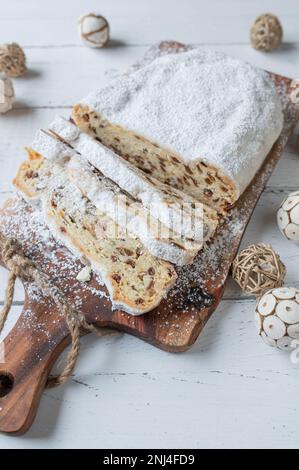 Deutscher Weihnachtsstollen oder Christstollen auf weißem Hintergrund mit Dekoration Stockfoto