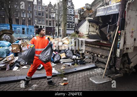 AMSTERDAM - Müllsammler räumen das Zentrum von Amsterdam auf, nachdem niederländische Gemeinden und Gewerkschaften eine grundsätzliche Vereinbarung über einen neuen Tarifvertrag für kommunale Mitarbeiter getroffen haben. Im Stadtzentrum von Amsterdam nahm die Menge an Müll auf den Straßen während des Streiks zu und Berge von Müllsäcken entstanden. ANP RAMON VAN FLYMEN niederlande raus - belgien raus Stockfoto