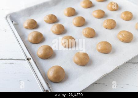 Rohe und ungebackene Lebkekse auf einem Backblech Stockfoto