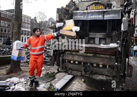 AMSTERDAM - Müllsammler räumen das Zentrum von Amsterdam auf, nachdem niederländische Gemeinden und Gewerkschaften eine grundsätzliche Vereinbarung über einen neuen Tarifvertrag für kommunale Mitarbeiter getroffen haben. Im Stadtzentrum von Amsterdam nahm die Menge an Müll auf den Straßen während des Streiks zu und Berge von Müllsäcken entstanden. ANP RAMON VAN FLYMEN niederlande raus - belgien raus Stockfoto