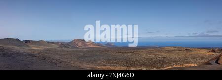 Pnoramischer Landschaftsblick auf den Naturpark Los Volcanes. Spektakuläre Gegend mit Vulkankegeln und trockenen Ebenen im Parque Nacional de Timanfaya. Stockfoto