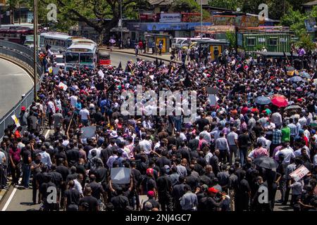 Colombo, Westen, Sri Lanka. 22. Februar 2023. Die Gewerkschaft protestierte vor dem Bahnhof von Fort gegen die neue Einkommensteuerpolitik der Regierung. (Kreditbild: © ISURA Nimantha/Pacific Press via ZUMA Press Wire) NUR REDAKTIONELLE VERWENDUNG! Nicht für den kommerziellen GEBRAUCH! Stockfoto