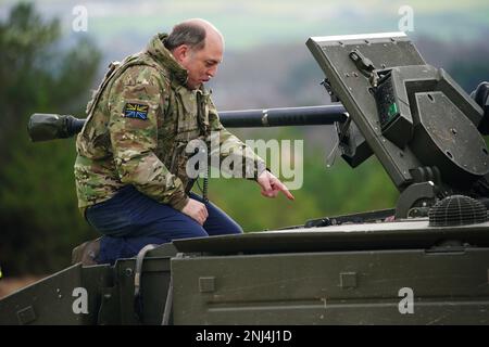 Verteidigungsminister Ben Wallace spricht mit der Crew in einem gepanzerten Ajax-Personentransporter nach einer Demonstration während eines Besuchs im Bovington Camp, einem Militärstützpunkt der britischen Armee in Dorset, um die Ausbildung ukrainischer Soldaten auf Challenger-2-Panzern zu beobachten. Bilddatum: Mittwoch, 22. Februar 2023. Stockfoto