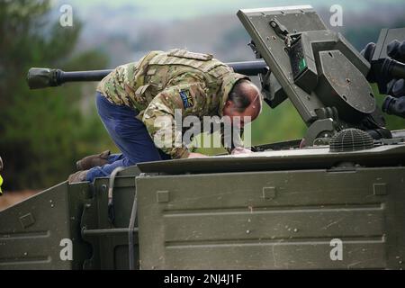 Verteidigungsminister Ben Wallace spricht mit der Crew in einem gepanzerten Ajax-Personentransporter nach einer Demonstration während eines Besuchs im Bovington Camp, einem Militärstützpunkt der britischen Armee in Dorset, um die Ausbildung ukrainischer Soldaten auf Challenger-2-Panzern zu beobachten. Bilddatum: Mittwoch, 22. Februar 2023. Stockfoto