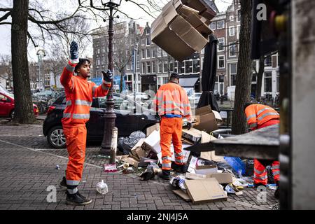 AMSTERDAM - Müllsammler räumen das Zentrum von Amsterdam auf, nachdem niederländische Gemeinden und Gewerkschaften eine grundsätzliche Vereinbarung über einen neuen Tarifvertrag für kommunale Mitarbeiter getroffen haben. Im Stadtzentrum von Amsterdam nahm die Menge an Müll auf den Straßen während des Streiks zu und Berge von Müllsäcken entstanden. ANP RAMON VAN FLYMEN niederlande raus - belgien raus Stockfoto