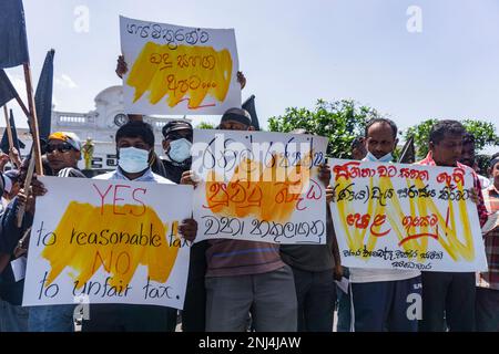 Colombo, Westen, Sri Lanka. 22. Februar 2023. Die Gewerkschaft protestierte vor dem Bahnhof von Fort gegen die neue Einkommensteuerpolitik der Regierung. (Kreditbild: © ISURA Nimantha/Pacific Press via ZUMA Press Wire) NUR REDAKTIONELLE VERWENDUNG! Nicht für den kommerziellen GEBRAUCH! Stockfoto