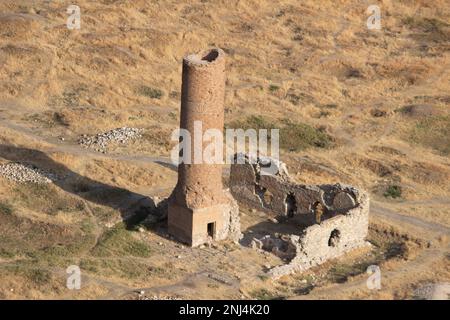 Türkei, Van-Provinz, Blick aus der Vogelperspektive auf die alte Ruine einer Moschee von der van-Burg. die ulu-Moschee wurde im 11. Jahrhundert erbaut. Stockfoto