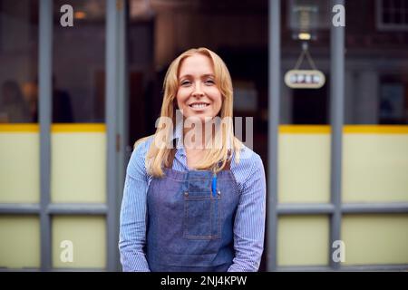 Porträt Einer Eigentümerin Oder Mitarbeiterin, Die Vor Dem Geschäft Steht Stockfoto