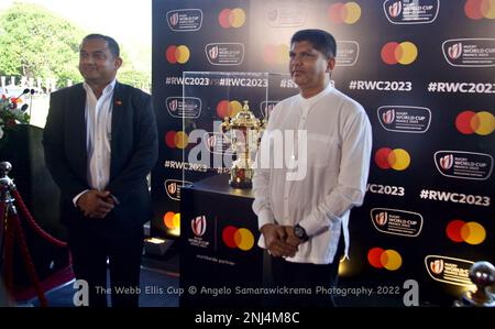 Colombo, Westprovinz, Sri Lanka. 18. Februar 2023. Mastercard, ein weltweit führender Anbieter von Zahlungsinnovationen und -Technologien, und das zweitgrößte Unternehmen der Welt, brachte den Webb Ellis Cup zum ersten Mal nach Sri Lanka und wird ab dem 18-23. Februar öffentlich zugänglich sein. (Kreditbild: © Angelo Samarawickrema/Pacific Press via ZUMA Press Wire) NUR REDAKTIONELLE VERWENDUNG! Nicht für den kommerziellen GEBRAUCH! Stockfoto