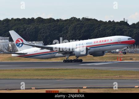 Präfektur Chiba, Japan - 19. Dezember 2020: China Cargo Airlines Boeing B777F (B-2077) Frachter. Stockfoto