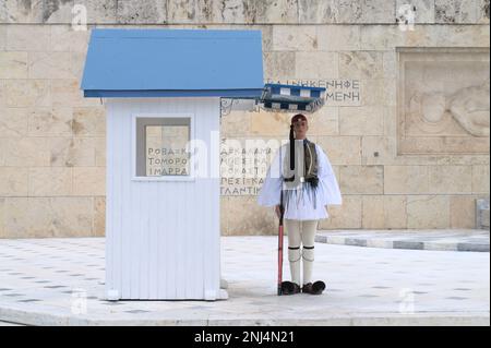 Wächter des Ehrenmanns (Evzones) vor dem Grab des unbekannten Soldaten in der Nähe des griechischen Parlaments, Syntagma-Platz. Stockfoto