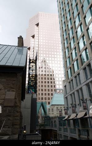 Vancouver, British Columbia, Kanada - Gebäude wie die Bill Reid Gallery und der Glockenturm aus Buntglas und Metall der Christ Church Cathedral. Stockfoto