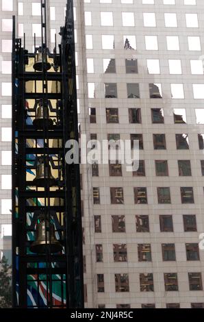 Buntglas- und Stahlglockenturm der Christ Church Cathedral vom Cathedral Place im Zentrum von Vancouver, British Columbia, Kanada Stockfoto