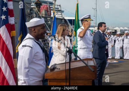 Musikerin der 3. Klasse Jessie Nunn, der Navy Band Northwest angeschlossen, singt die Nationalhymne während einer Einbürgerungszeremonie an Bord des Arleigh-Burke-Klasse-geführten Raketenzerstörers USS John Paul Jones (DDG-53) während der Seattle Fleet Week, 5. August 2022. Die Flottenwoche Seattle ist eine feierliche Feier der Seeverkehrsdienste und bietet den Bürgern Washingtons die Gelegenheit, Matrosen, Marines und Küstenwachmänner zu treffen und die neuesten Fähigkeiten der heutigen Seeverkehrsdienste aus erster Hand zu erleben. Stockfoto