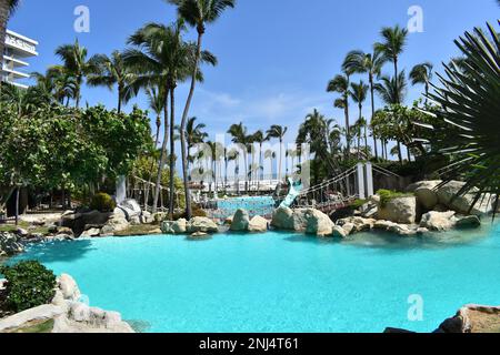 Kleiner See mit Brücke und Strandhintergrund Stockfoto