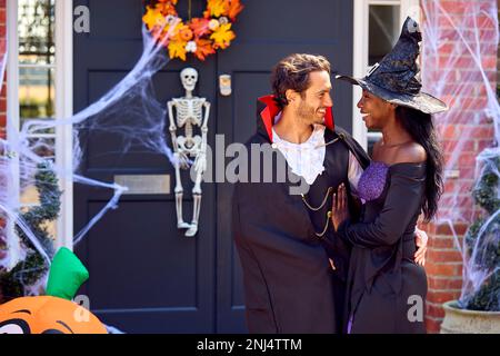 Ein Paar, Das Sich Für Halloween Vor Dem Haus Schick Gemacht Hat, Bereit Für Süßes Oder Saures Stockfoto