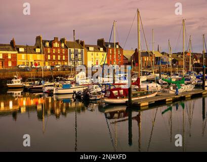 Ein schöner, ruhiger Start in den Tag im Hafen von Arbroath. Stockfoto