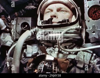 JOHN GLENN (1921-2016) Astronaut, Ingenieur und Politiker hatten 1962 seinen Mercury-Raumanzug Stockfoto