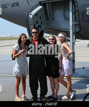 Chief Master Sgt. Jeff Van Nortwick, 173. Air Tanken Geschwader Chief Boom Operator, feiert seinen fini-Flug mit seiner Familie am 6. August 2022 auf dem Lincoln Air Force Base, Nebraska. Der Finalflug, auch fini-Flug genannt, ist eine Tradition für Piloten und einige Flugbesatzungsmitglieder, die in den Ruhestand gehen oder auf eine andere Basis umziehen. Ein Teil der Tradition ist es, mit Wasser übergossen zu werden, sobald sie nach dem Flug aus dem Flugzeug steigen. Stockfoto