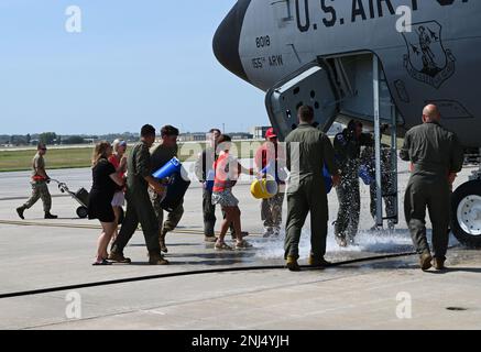 Chief Master Sgt. Jeff Van Nortwick, 173. Air Tanken Geschwader, Chief Boom Operator, wird nach seinem fini-Flug, 6. August 2022, auf der Lincoln Air Force Base, Nebraska, mit Wasser durchnässt. Der Finalflug, auch fini-Flug genannt, ist eine Tradition für Piloten und einige Flugbesatzungsmitglieder, die in den Ruhestand gehen oder auf eine andere Basis umziehen. Ein Teil der Tradition ist es, mit Wasser übergossen zu werden, sobald sie nach dem Flug aus dem Flugzeug steigen. Stockfoto