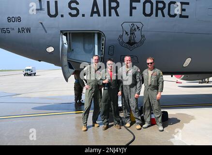 Chief Master Sgt. Jeff Van Nortwick (Mitte links), 173. Air Tanken Squadron Chief Boom Operator, feiert seinen fini-Flug mit seiner Crew am 6. August 2022 auf dem Lincoln Air Force Base, Nebraska. Der Finalflug, auch fini-Flug genannt, ist eine Tradition für Piloten und einige Flugbesatzungsmitglieder, die in den Ruhestand gehen oder auf eine andere Basis umziehen. Ein Teil der Tradition ist es, mit Wasser übergossen zu werden, sobald sie nach dem Flug aus dem Flugzeug steigen. Stockfoto