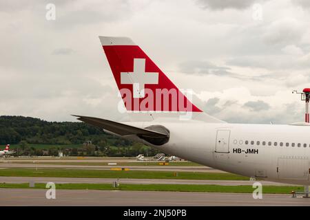 Zürich, Schweiz, 27. September 2022 Schweizer Kreuzsymbol auf dem Ruder eines Airbus A340-313-Flugzeugs am internationalen Flughafen Stockfoto