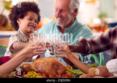 Familie Der Ganzen Generation Feiert Thanksgiving Zu Hause, Isst Zu Hause Und Jubelt Mit Wasser Stockfoto