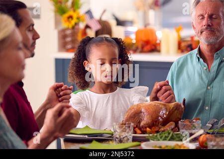 Familie Der Ganzen Generation Feiert Thanksgiving Zu Hause Und Betet Vor Dem Gemeinsamen Essen Stockfoto