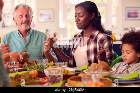 Familie Der Ganzen Generation Feiert Thanksgiving Zu Hause Und Betet Vor Dem Gemeinsamen Essen Stockfoto