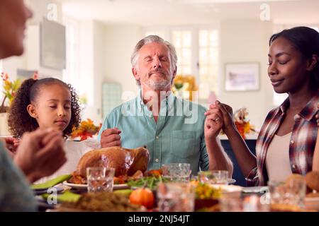 Familie Der Ganzen Generation Feiert Thanksgiving Zu Hause Und Betet Vor Dem Gemeinsamen Essen Stockfoto