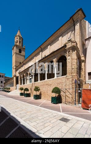 Città Sant'Angelo (Abruzzen, Italien) - eine elegante Stadt auf einem Hügel mit Blick auf das Meer in der Provinz Pescara. Hier haben Sie einen Blick auf die mittelalterliche Altstadt Stockfoto