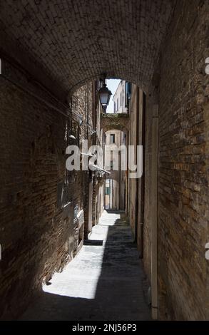 Città Sant'Angelo (Abruzzen, Italien) - eine elegante Stadt auf einem Hügel mit Blick auf das Meer in der Provinz Pescara. Hier haben Sie einen Blick auf die mittelalterliche Altstadt Stockfoto