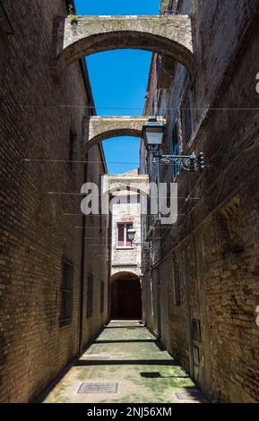 Città Sant'Angelo (Abruzzen, Italien) - eine elegante Stadt auf einem Hügel mit Blick auf das Meer in der Provinz Pescara. Hier haben Sie einen Blick auf die mittelalterliche Altstadt Stockfoto