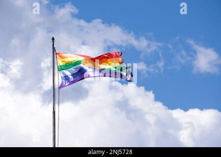 Die offizielle bunte Flagge von Cusco, die am Himmel winkt. Es hat sieben horizontale Farbstreifen. Schwulen-Stolz-Flagge. Stockfoto