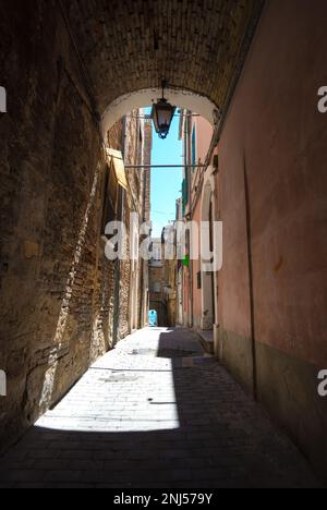 Città Sant'Angelo (Abruzzen, Italien) - eine elegante Stadt auf einem Hügel mit Blick auf das Meer in der Provinz Pescara. Hier haben Sie einen Blick auf die mittelalterliche Altstadt Stockfoto