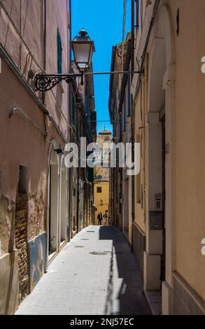 Città Sant'Angelo (Abruzzen, Italien) - eine elegante Stadt auf einem Hügel mit Blick auf das Meer in der Provinz Pescara. Hier haben Sie einen Blick auf die mittelalterliche Altstadt Stockfoto