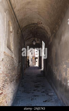 Città Sant'Angelo (Abruzzen, Italien) - eine elegante Stadt auf einem Hügel mit Blick auf das Meer in der Provinz Pescara. Hier haben Sie einen Blick auf die mittelalterliche Altstadt Stockfoto