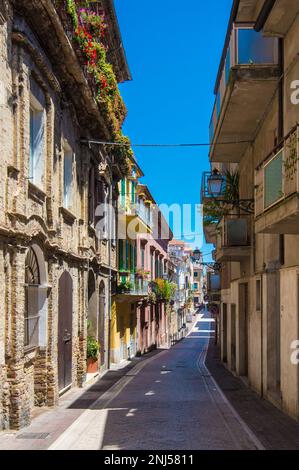 Città Sant'Angelo (Abruzzen, Italien) - eine elegante Stadt auf einem Hügel mit Blick auf das Meer in der Provinz Pescara. Hier haben Sie einen Blick auf die mittelalterliche Altstadt Stockfoto