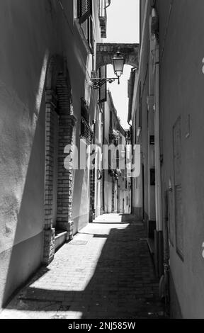 Città Sant'Angelo (Abruzzen, Italien) - eine elegante Stadt auf einem Hügel mit Blick auf das Meer in der Provinz Pescara. Hier haben Sie einen Blick auf die mittelalterliche Altstadt Stockfoto