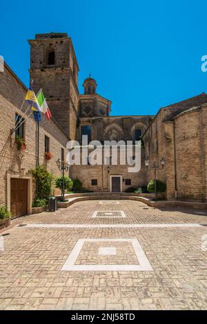 Città Sant'Angelo (Abruzzen, Italien) - eine elegante Stadt auf einem Hügel mit Blick auf das Meer in der Provinz Pescara. Hier haben Sie einen Blick auf die mittelalterliche Altstadt Stockfoto