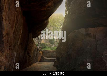 Pfad durch Sandsteinmauern zum Gipfel des Badami Fort, erbaut von Chalukya König Pulakeshin I in Karnataka, Indien Stockfoto