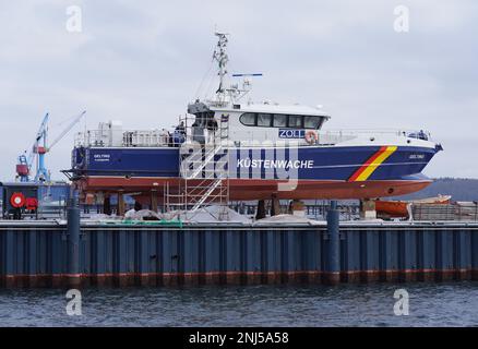 22. Februar 2023, Schleswig-Holstein, Kiel: Das Schiff der Küstenwache "Gelting" steht zur Überholung auf einem Pier der Werft Gebr. Foto: Marcus Brandt/dpa Stockfoto