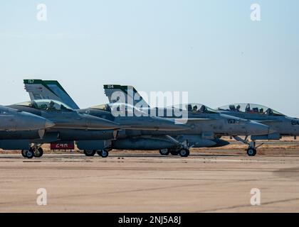 Zwei US-Dollar Air Force F-16 Fighting Falcons, vom 120. Kampfgeschwader, vom 140. Flügel, der Colorado Air National Guard und zwei U.S. Marine Corp F-18 Hornets bereit für die Flugmanöver am Miramar Marine Corp Air Station am 5. August 2022. Der 140.-Flügel führt Flugmanöver und Training mit den F-18-Kampfjets durch, die in der Miramar Air Station stationiert sind, um ihre Kriegsbereitschaft mithilfe der neuesten Kampfszenarien zu verbessern. Stockfoto